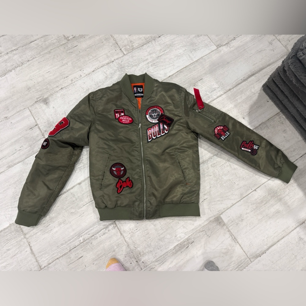 Chicago Bulls Olive Green Bomber Jacket NBA Patch Varsity Style Medium Like New